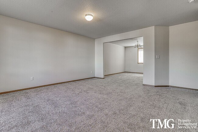 Foto del edificio - Spacious 4 Bedroom Home w/ Patio & Large F...