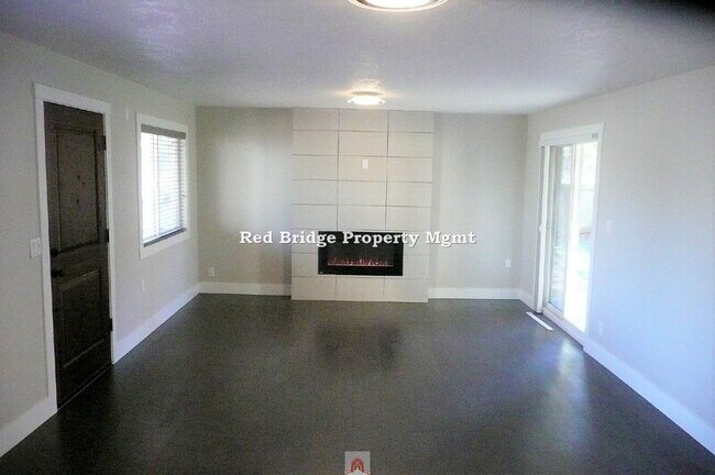 Building Photo - 5585 SE 128th Ave