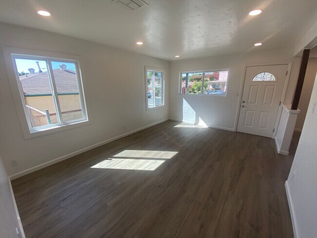 Foto del edificio - Completely Remodeled 2 Bed, 1 Bath with Garage and Large Yard!