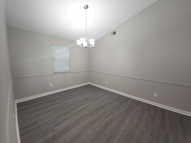 Building Photo - Charming 5-Bedroom, 3.5-Bathroom Home near...