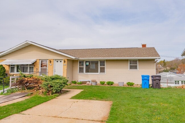 Foto del edificio - 109-115 Ridge Dr - 111 Ridge Dr