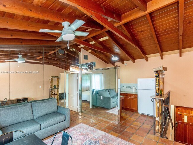 Foto del edificio - 3352 SW 6th St