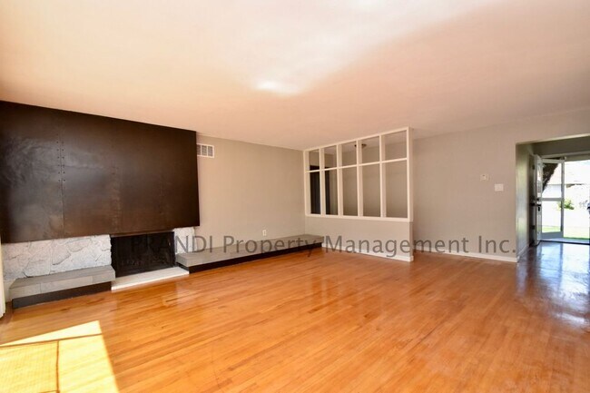 Building Photo - Spacious Three Bedroom Larkspur Home