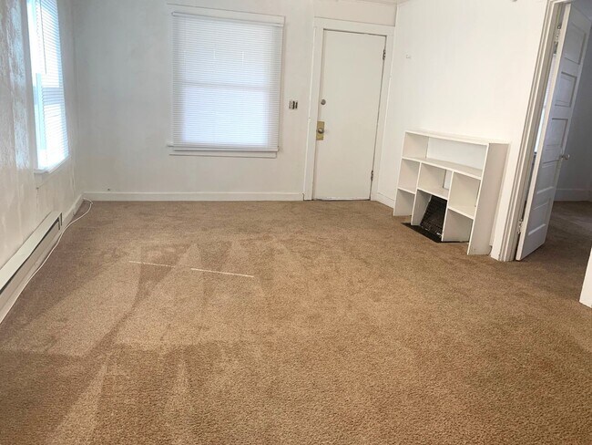 Building Photo - Centrally located 3 bedroom