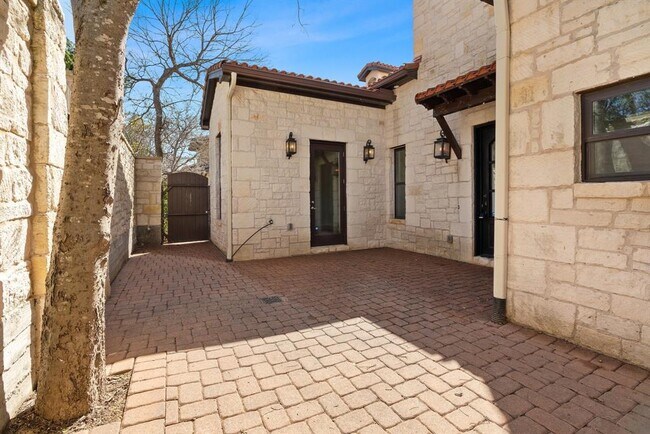 Foto del edificio - 8912 Spring Lake Dr