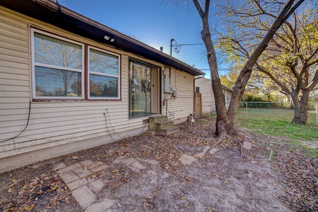 Foto del edificio - COMING SOON 3 bed 1 bath!