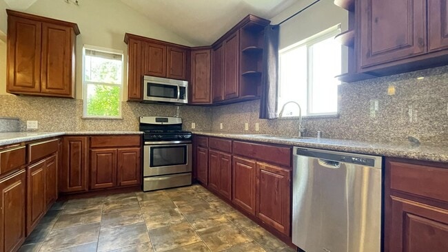 Building Photo - 3BD/1BA - Cozy Home with a Spacious Yard and Modern Kitchen!