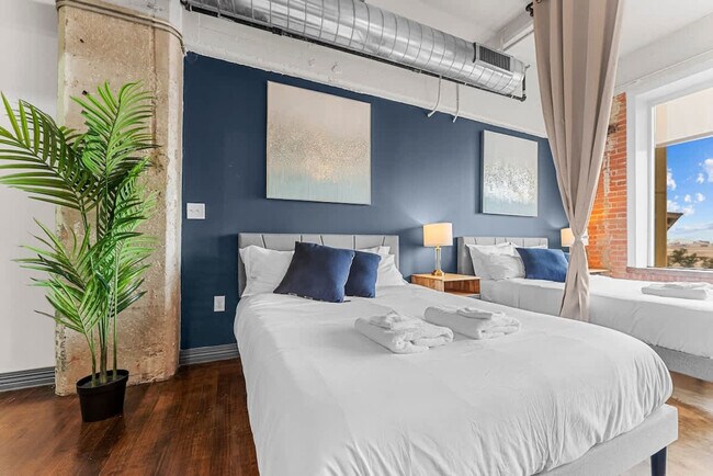 Building Photo - 555 Evergreen St