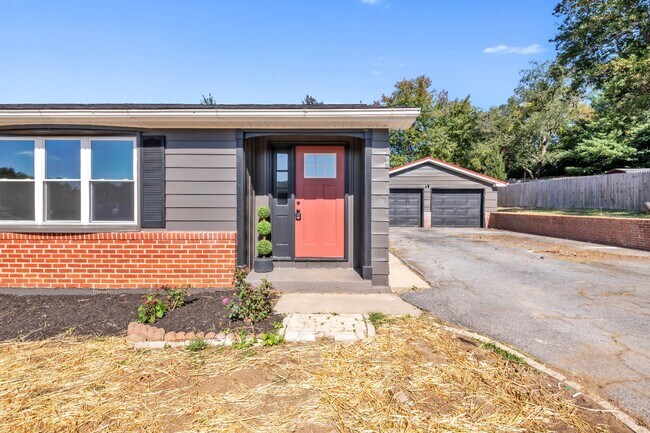 Building Photo - 211 Della Ln