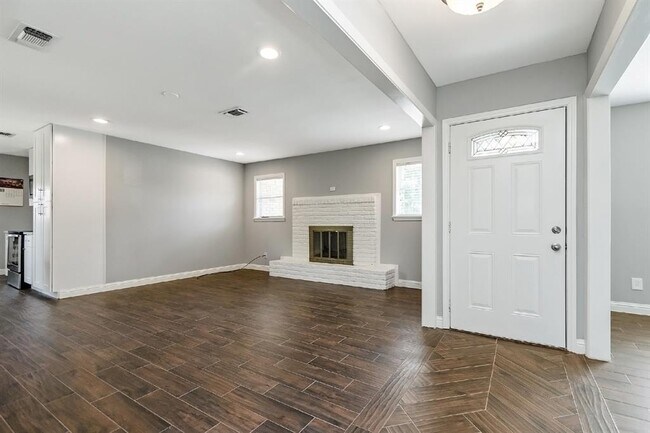 Building Photo - 1719 Longhorn Dr