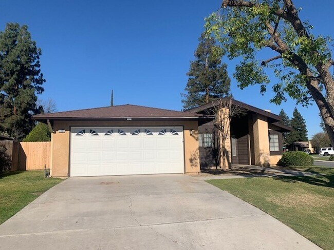 Building Photo - Clean 3 Bedroom / 2 Bathroom House in Sout...