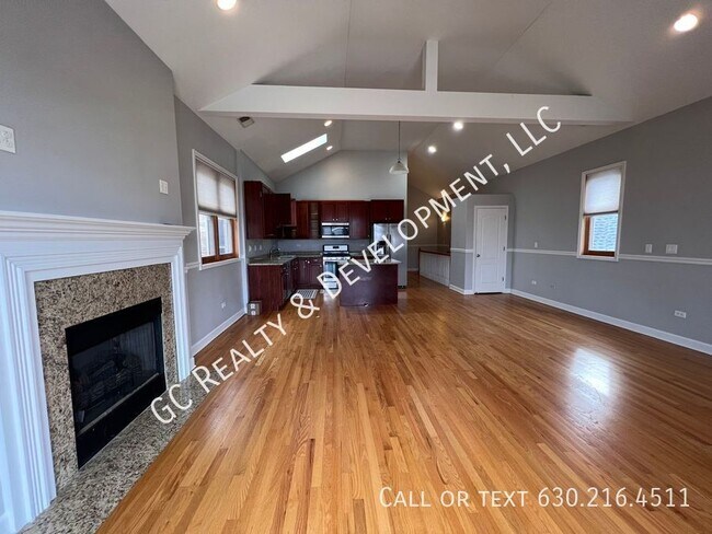 Foto del edificio - *** SPACIOUS 3RD FLOOR 3 BEDROOM / 2 BATH ...