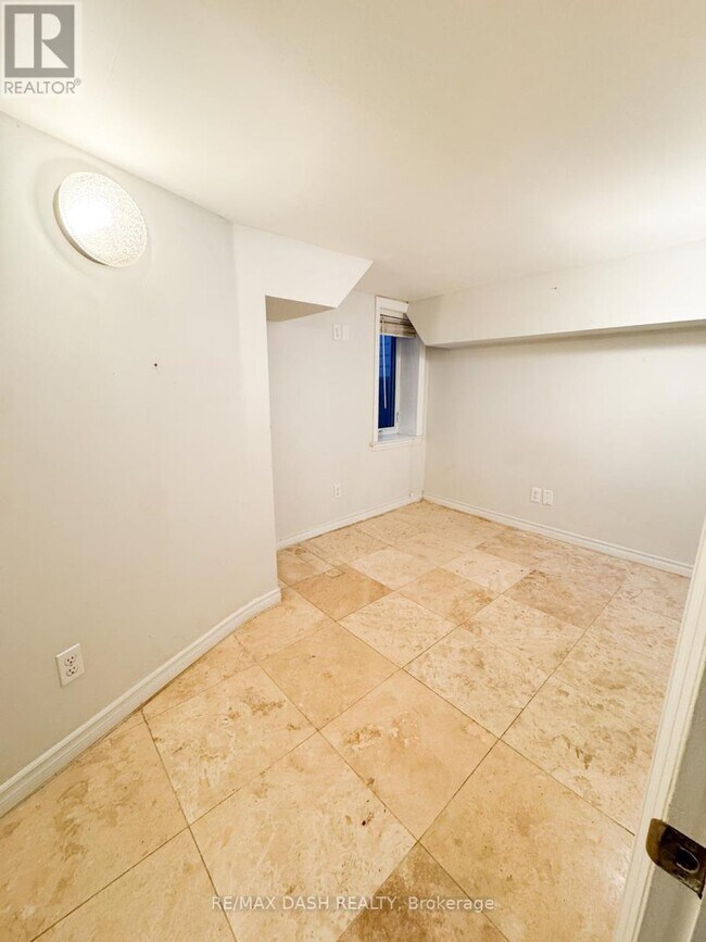 Building Photo - 1529 Queen St E