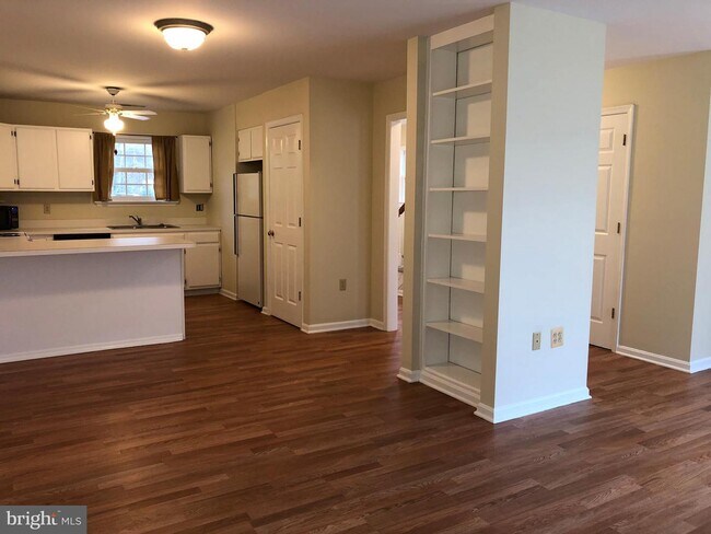 Building Photo - 15 Stonewall Ct