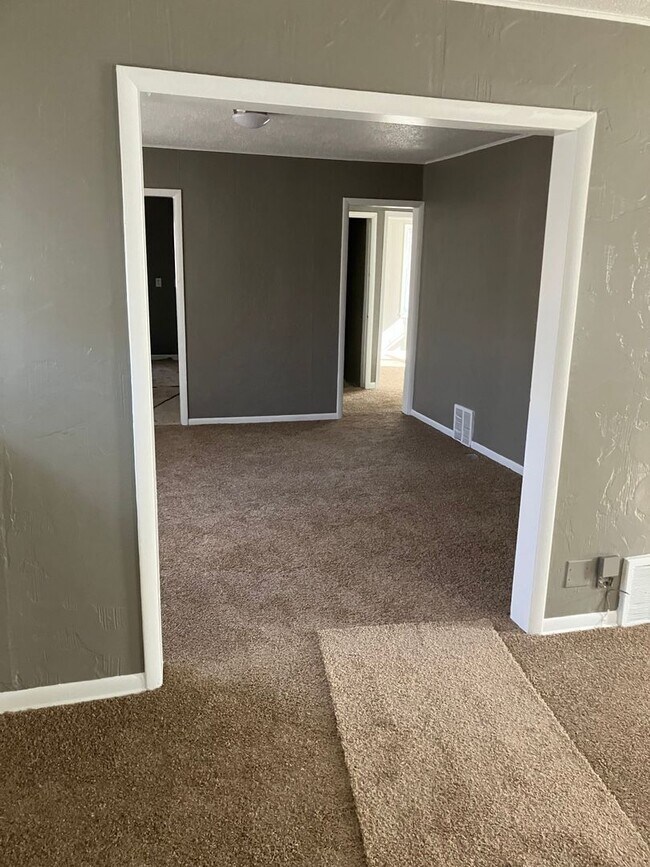 Building Photo - 2 Bedroom 1 bath