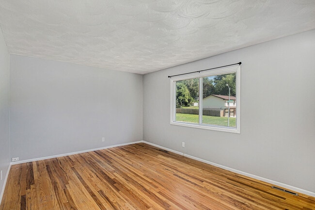 Living Area - 4622 Parkview Dr