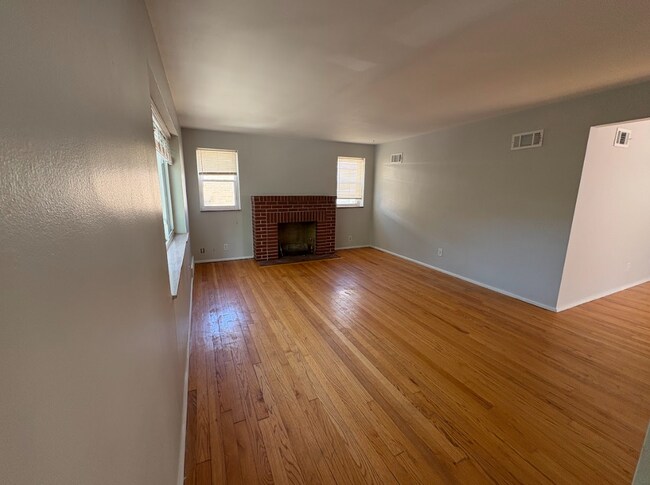Foto del edificio - 7055 Amherst Ave