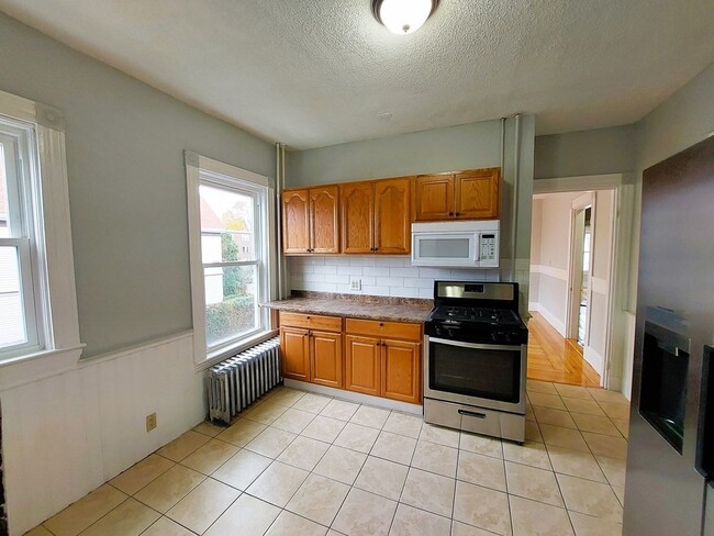 Building Photo - 576 River St