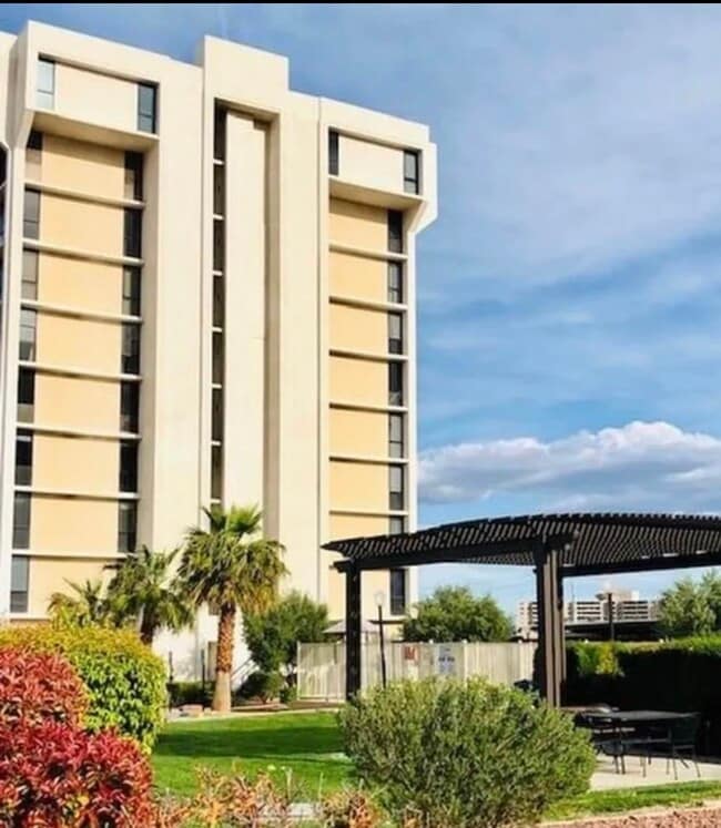 Foto del edificio - 3930 University Center Dr