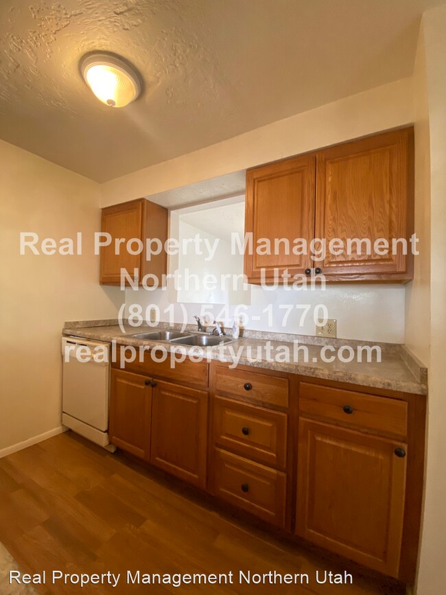 Building Photo - 3 br, 2.5 bath House - 870 S. 1625 E. #B