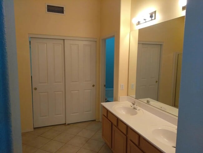 Building Photo - 1507 E Sunrise Way