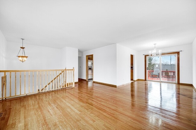 Foto del edificio - 4 Bed 2.5 Bath in Des Plaines