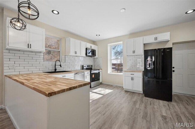 Foto del edificio - 816 McLaran Ave