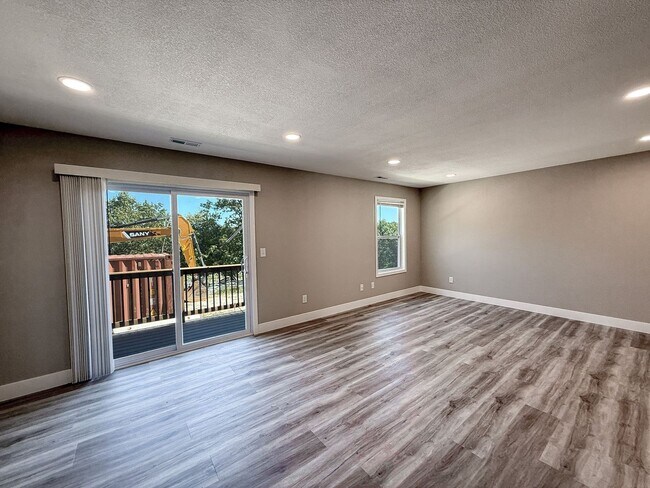 Foto del edificio - 47 Crystal Springs Rd