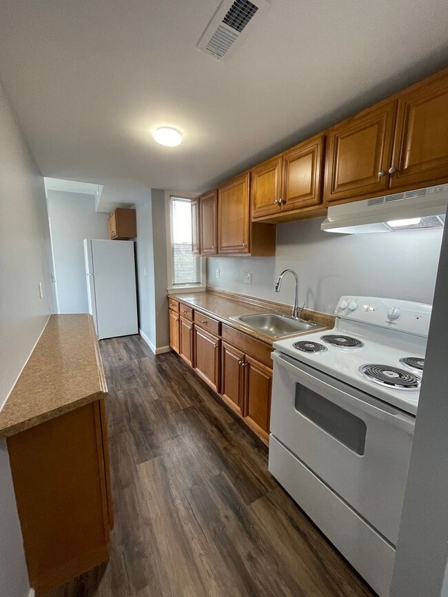 Building Photo - Bright and Beautiful Second Floor 2 Bedroo...