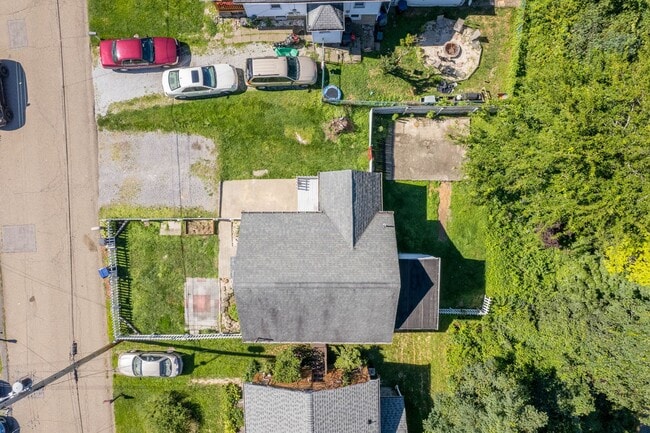 Building Photo - MOVE IN TODAY TO THIS UPDATED 3 BEDROOM HO...