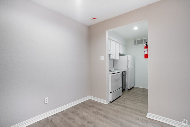 1BR, 1BA - 653SF - Dining Room - 8915 Broadway Management Co LLC