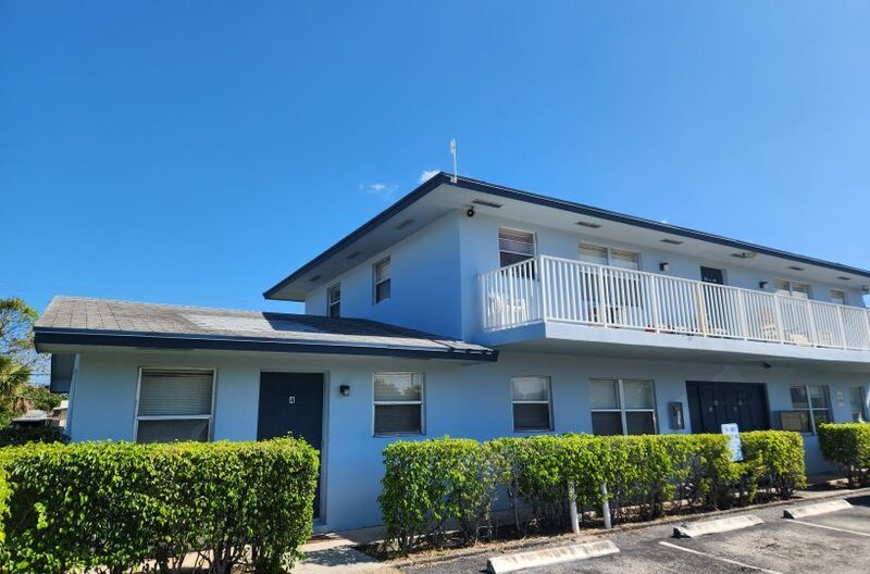 Foto principal - 1100 W Blue Heron Blvd