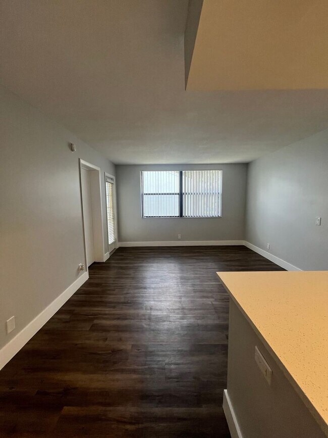 Foto del edificio - ONE BEDROOM ONE BATHROOM! WATERFRONT COMMUNITY!