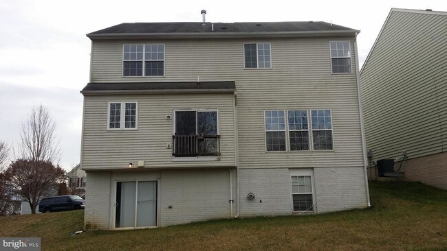 Building Photo - 627 Holly Crest Dr