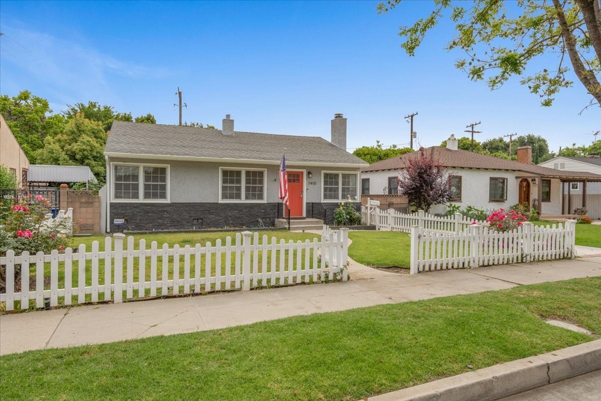 Primary Photo - 1410 W Clark Ave