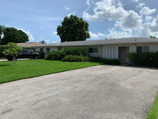 Building Photo - 450 W Conference Drive, Boca Raton, FL 33486