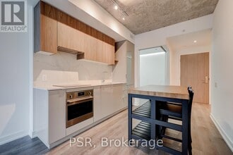 Building Photo - 161 Roehampton Ave