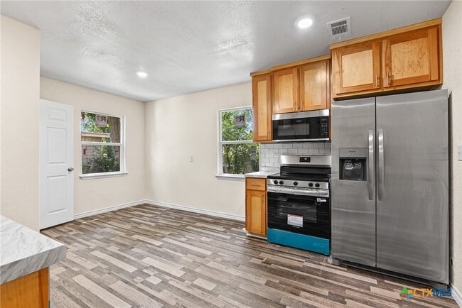 Foto del edificio - 906 Attas Ave