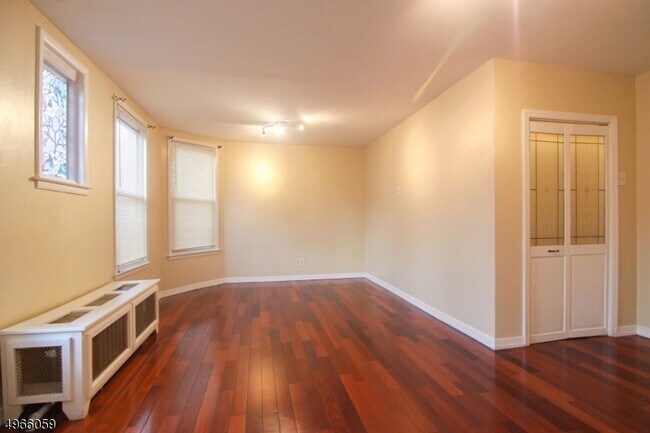 Building Photo - 571 Summer Ave