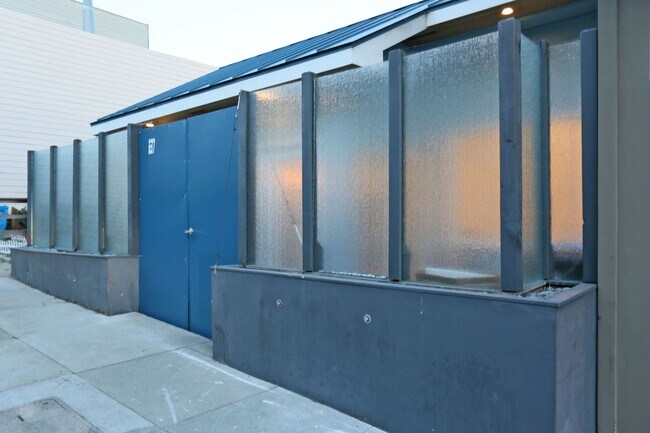 Foto del edificio - Spacious three-story 4BR/3BA single family...