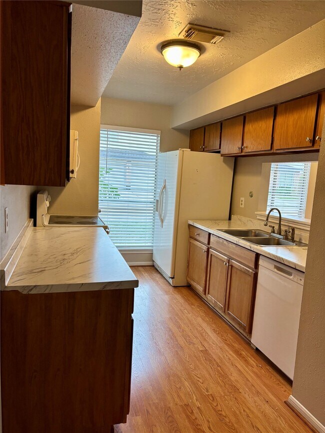 Foto del edificio - 7806 Gatehouse Dr