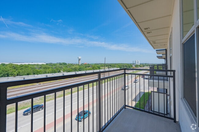 2BR, 2BA - 1,377SF - Balcony - Magnolia on Main
