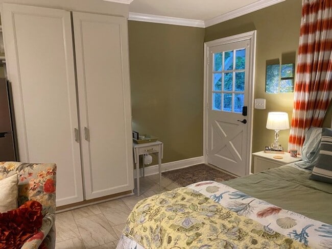 Building Photo - Kings Drive