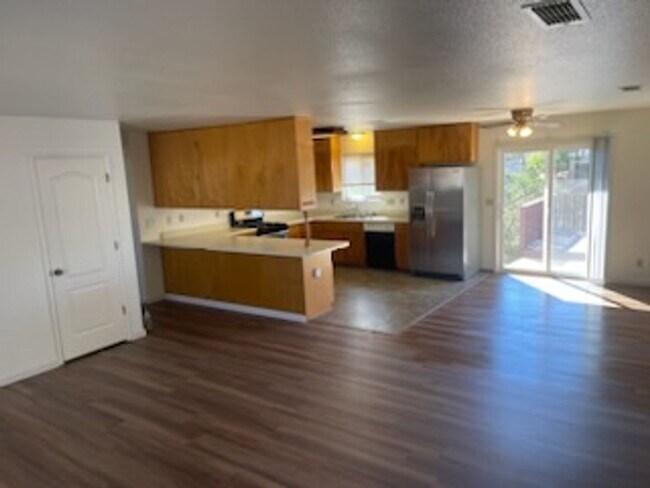 Building Photo - 3 Bedroom home in beautiful Lake California