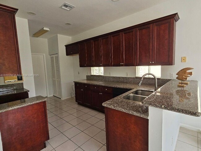 Foto del edificio - 7577 Springfield Lake Dr