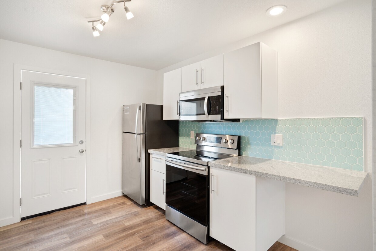 Primary Photo - Beautiful 2 bedroom with private backyard