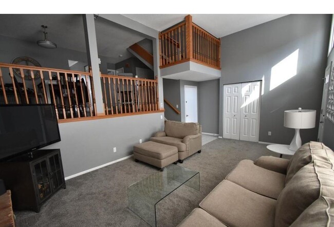 Foto del edificio - Spacious townhome- updated throughout! Com...