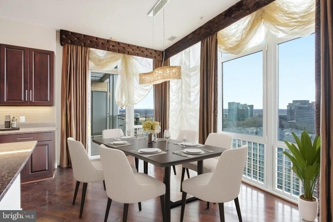 Foto del edificio - 8220 Crestwood Heights Dr