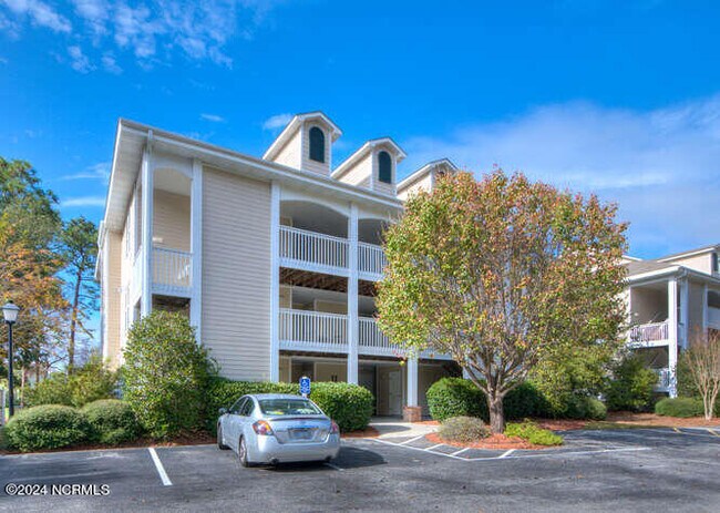 Building Photo - 3350 Club Villas Dr