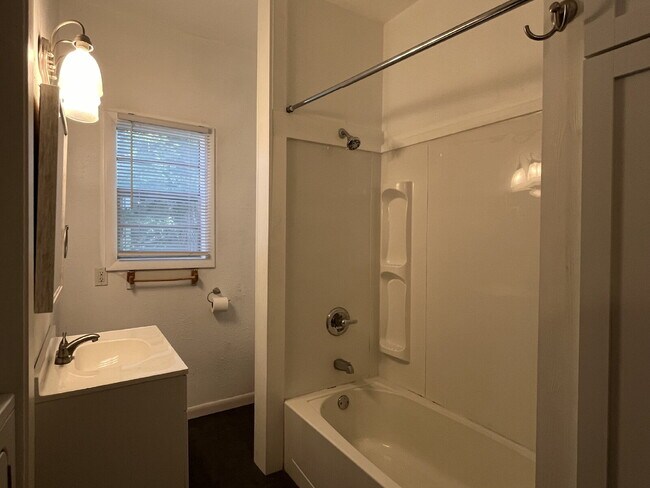 Foto del edificio - 3 Bedroom House for Lease!!